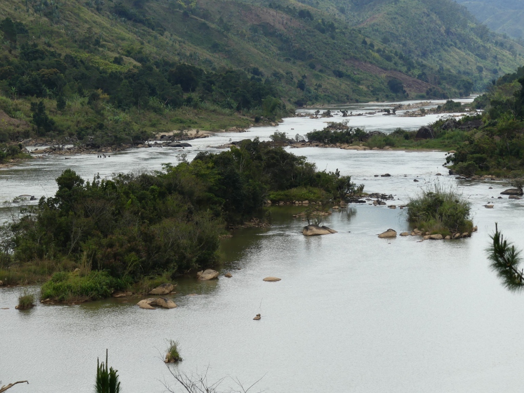 Paysage de la rivière Nosivolo avec des terrains de culture vivrière sur  le bassin versant